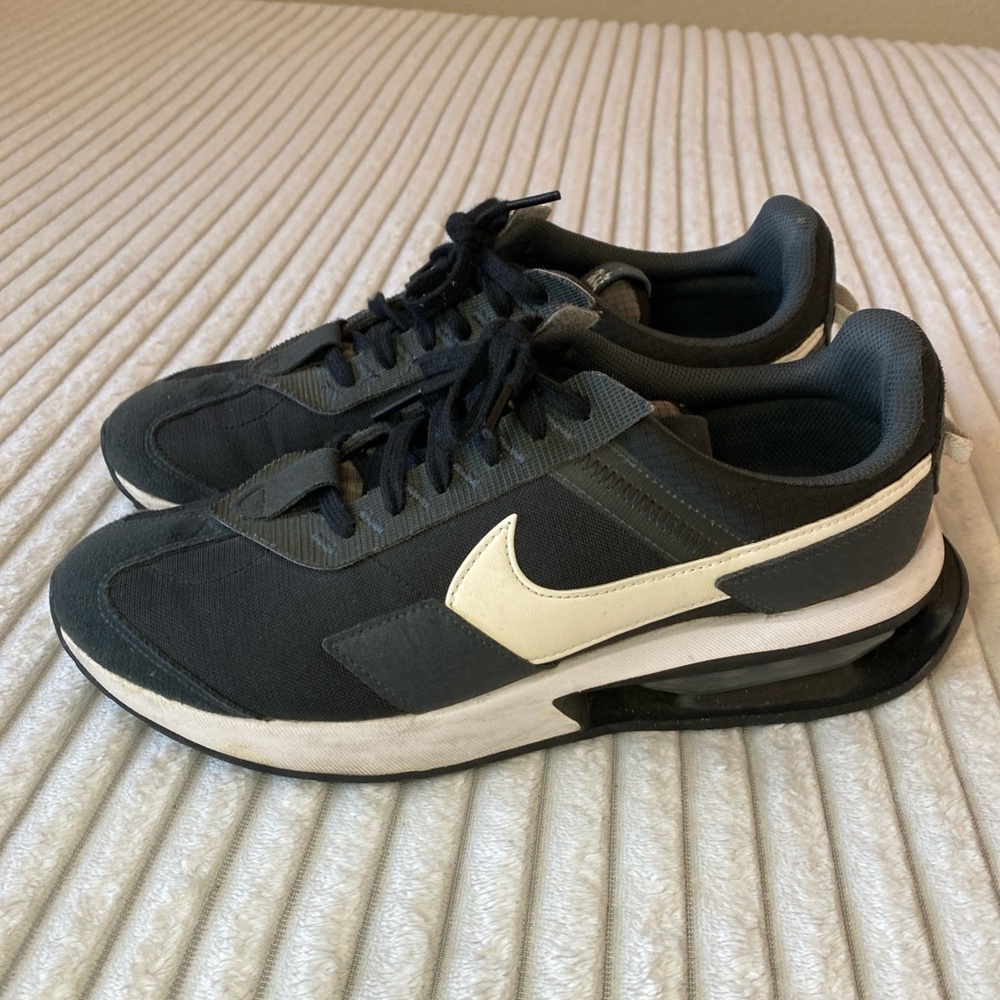 Nike Air Max Trainers Men's Black and White Sneakers